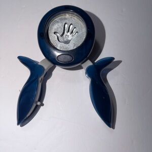 Fiskars 12-74537097J Medium Squeeze Punch 1" High Five Hand Handprint